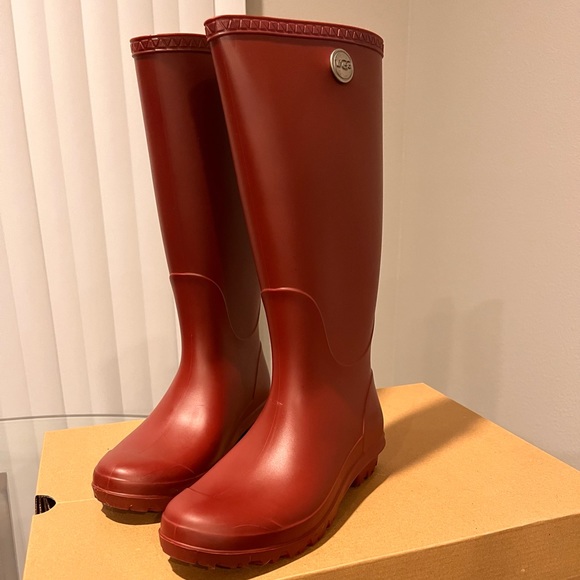 UGG. Style: Shelby Rain boots Color: Garnet Size 5. - Picture 2 of 4